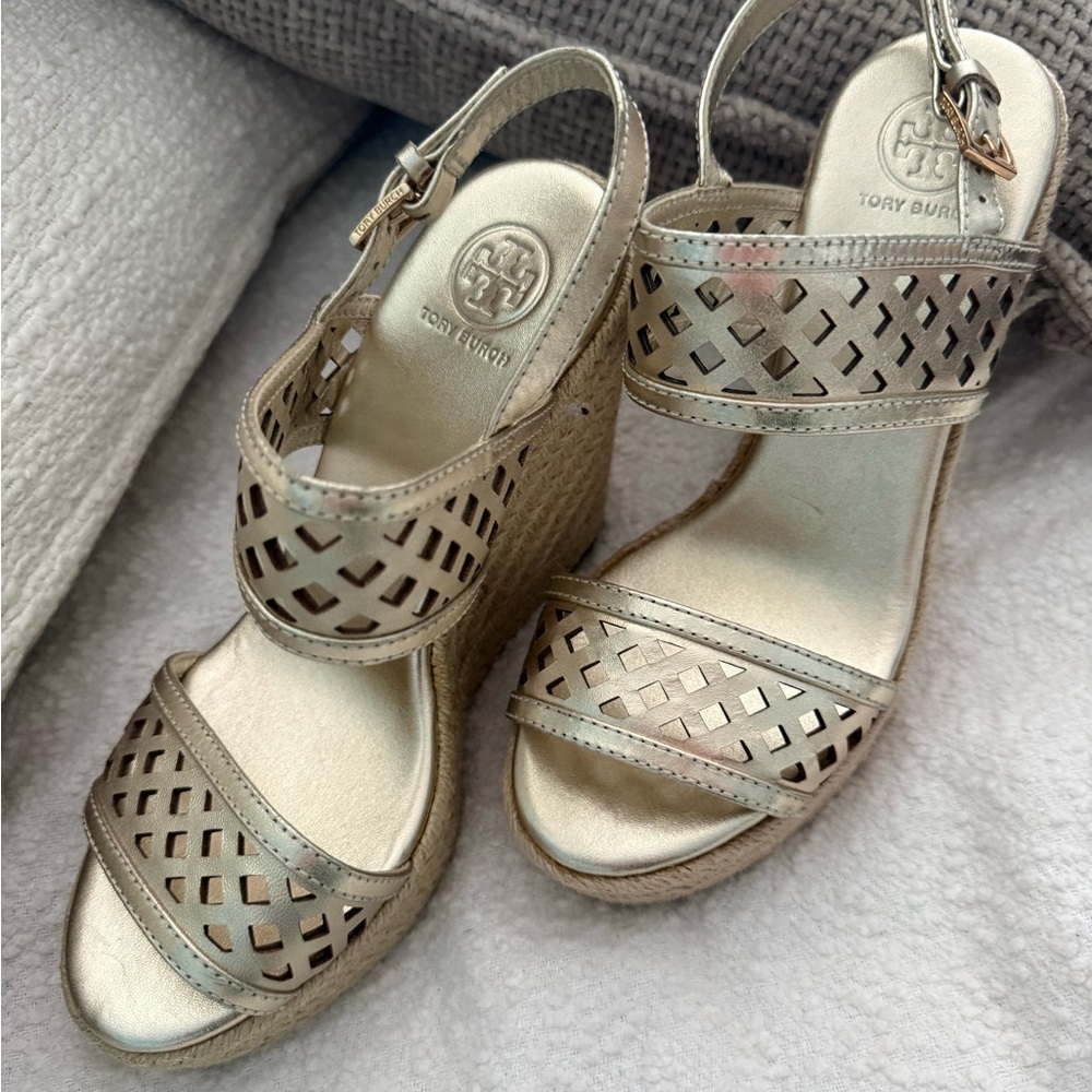 Tory Burch Thatched Perforated 110mm Platinum Gold Leather Wedge Sandals